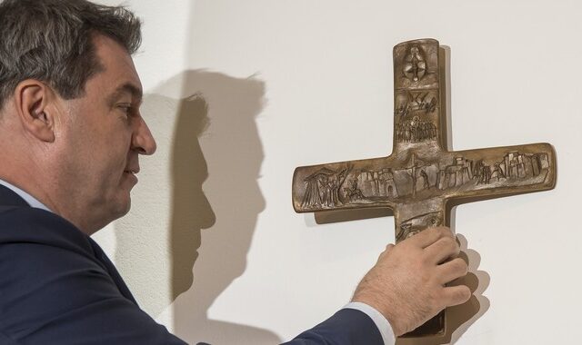Βαυαρία: Επιβεβλημένη η ύπαρξη σταυρού στην είσοδο όλων των δημόσιων κτιρίων