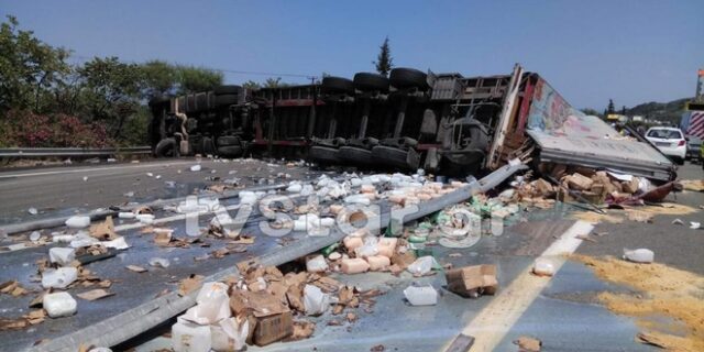 Λαμία: Ανετράπη νταλίκα στην Εθνική Οδό – Με δυσκολία η κυκλοφορία των οχημάτων
