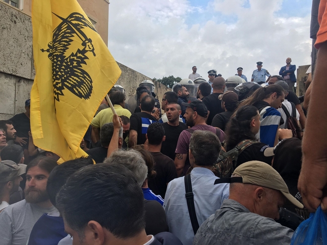 Ένταση στο συλλαλητήριο για τη Μακεδονία στο Σύνταγμα – Ακραία συνθήματα και χρήση χημικών