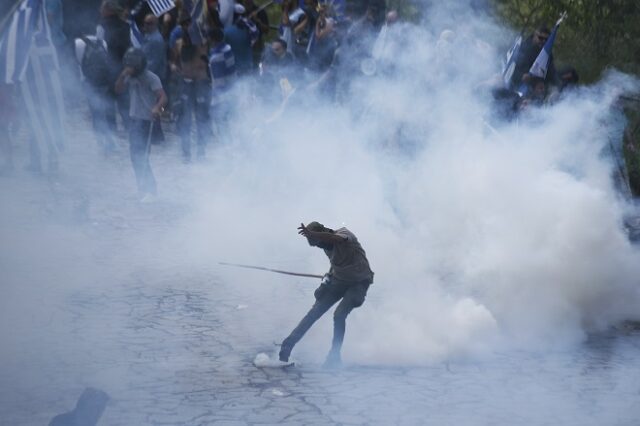 Ένταση και χημικά στο Πισοδέρι – Πέντε τραυματίες