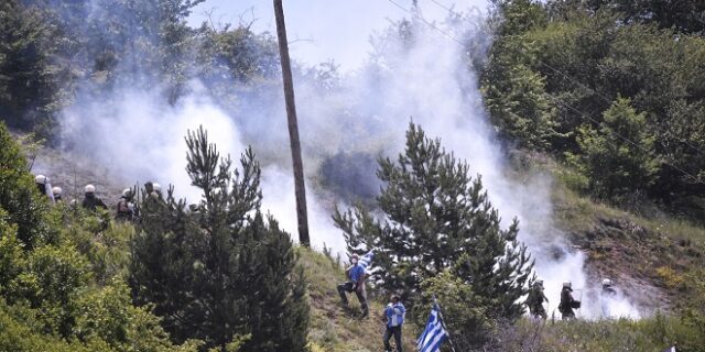 Πρέσπες: Συνεχίζονται οι συγκρούσεις – Δεκατέσσερις τραυματίες