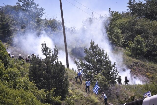 Πρέσπες: Συνεχίζονται οι συγκρούσεις – Δεκατέσσερις τραυματίες