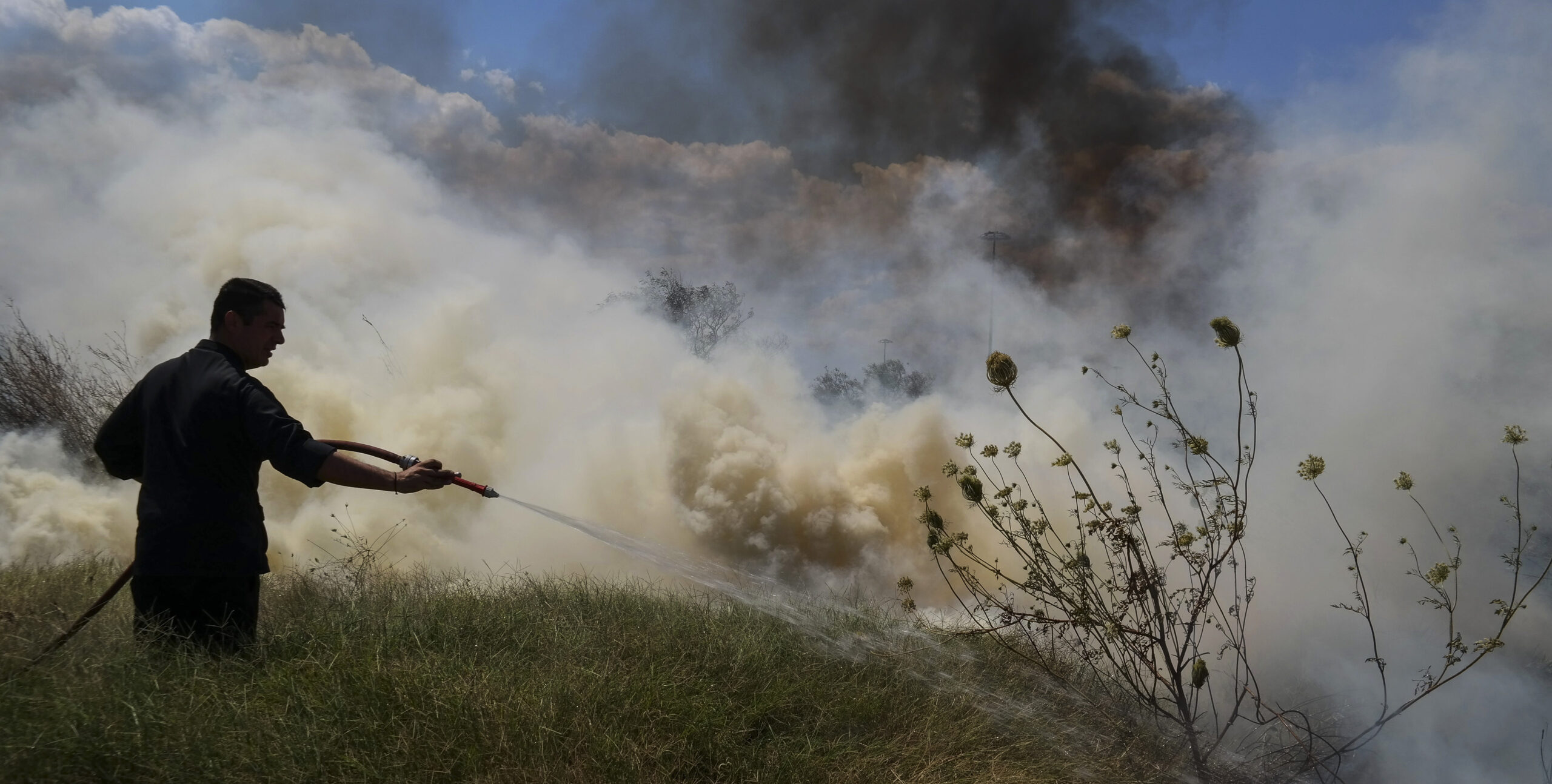 Υπό μερικό έλεγχο η φωτιά στον καταυλισμό εργατών στη Νέα Μανωλάδα