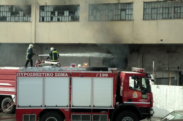 Θεσσαλονίκη: Φωτιά σε εργοστάσιο ξυλείας στο Καβαλάρι