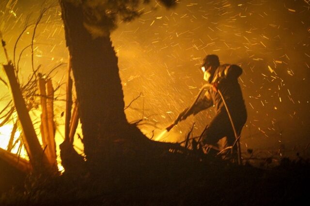 Φωτιά στο Μετόχι: Καίγονται σπίτια έξω από τα Χανιά
