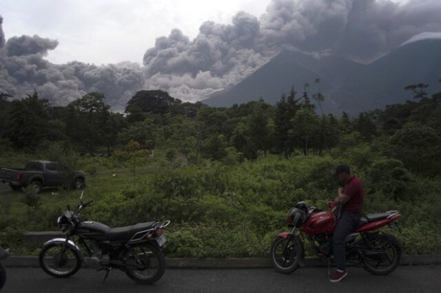 “Ξύπνησε” το ηφαίστειο Fuego: Ποτάμια λάβας και στήλες καπνού σε ύψος χιλιομέτρων