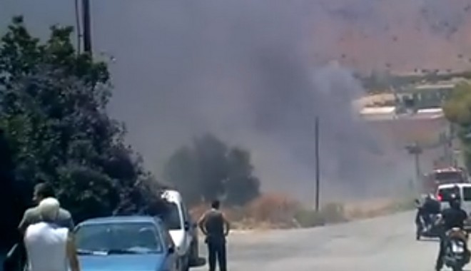 Ηράκλειο: Φωτιά κοντά σε σπίτια – Ακούστηκαν εκρήξεις