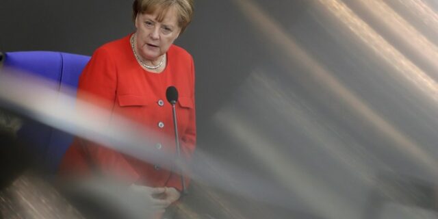 Die Zeit: Η Μέρκελ χρειάζεται τώρα βοήθεια από Ιταλία και Ελλάδα για το προσφυγικό