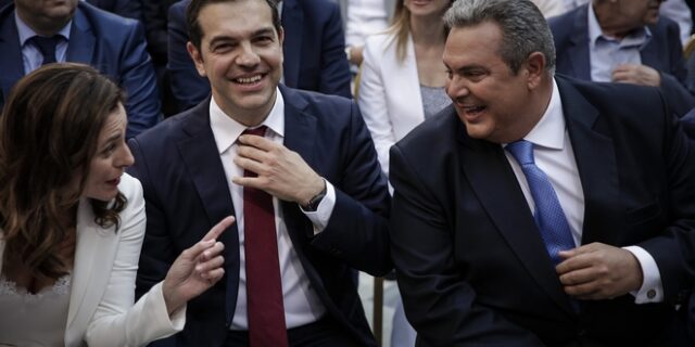 Ο Τσίπρας έβαλε και έβγαλε τη γραβάτα για το χρέος