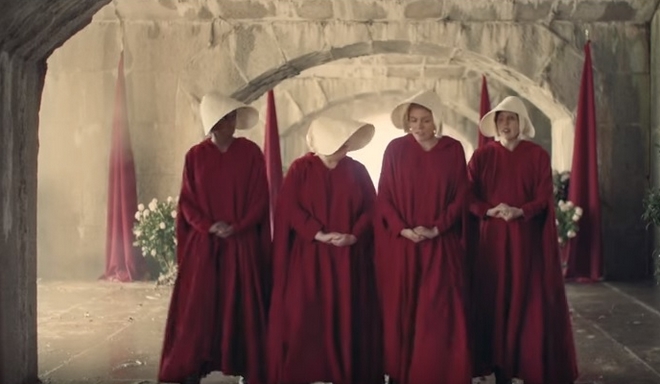 The Handmaid’s Tale: Εσύ πόσο μακριά θα έφτανες για την ελευθερία σου;