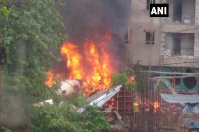 Ινδία: Κυβερνητικό αεροσκάφος συνετρίβη σε πυκνοκατοικημένο προάστιο της Βομβάης