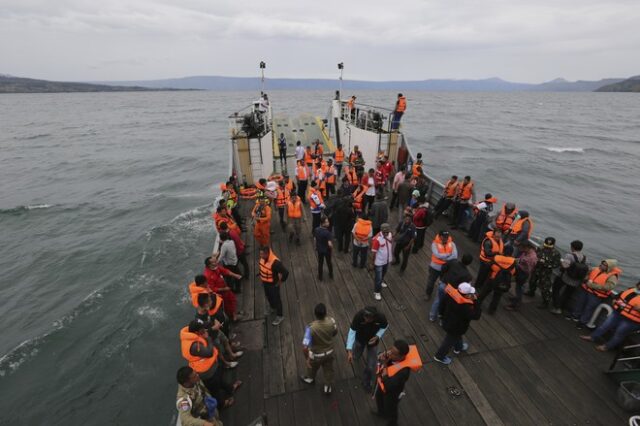 Ινδονησία: Τουλάχιστον 180 αγνοούμενοι μετά από την ανατροπή πλοίου