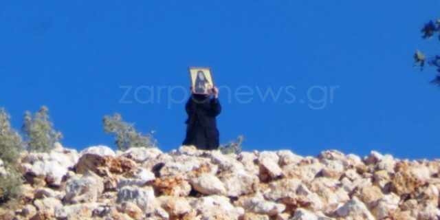 Χανιά: Καλόγριες με εικόνες στα χέρια απέναντι στις φλόγες