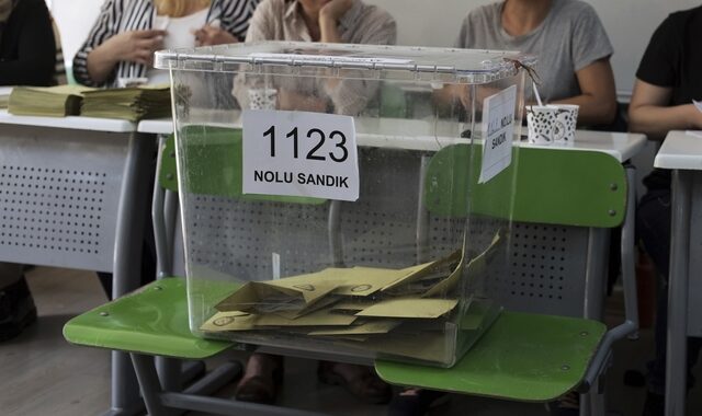 Εκλογές στην Τουρκία: Το CHP καταγγέλλει βίαιη απομάκρυνση παρατηρητών από εκλογικά κέντρα