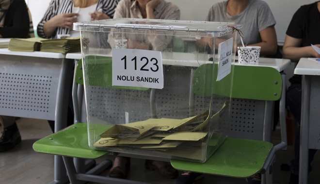Εκλογές στην Τουρκία: Το CHP καταγγέλλει βίαιη απομάκρυνση παρατηρητών από εκλογικά κέντρα