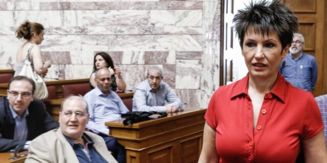 Να μην αναγράφεται το θρήσκευμα στα απολυτήρια ζητούν 29 βουλευτές του ΣΥΡΙΖΑ
