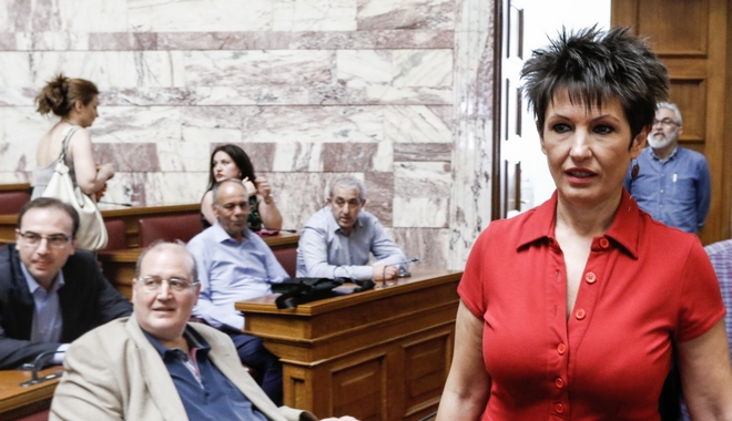 Να μην αναγράφεται το θρήσκευμα στα απολυτήρια ζητούν 29 βουλευτές του ΣΥΡΙΖΑ