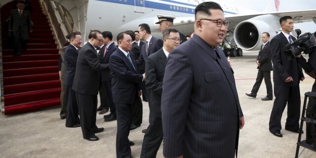Όλα έτοιμα: Τραμπ και Κιμ έφτασαν στη Σιγκαπούρη εν μέσω απελάσεων