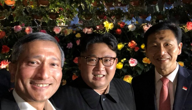 Ο Κιμ Γιονγκ Ουν αποθεώνεται στη Σιγκαπούρη και βγάζει selfies