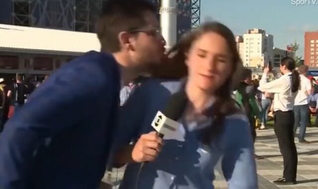 Ρώσος πήγε να φιλήσει στον αέρα δημοσιογράφο, αλλά τον έβαλε στη θέση του