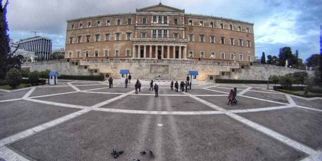 Στη Βουλή το “σπάσιμο” εκλογικών περιφερειών