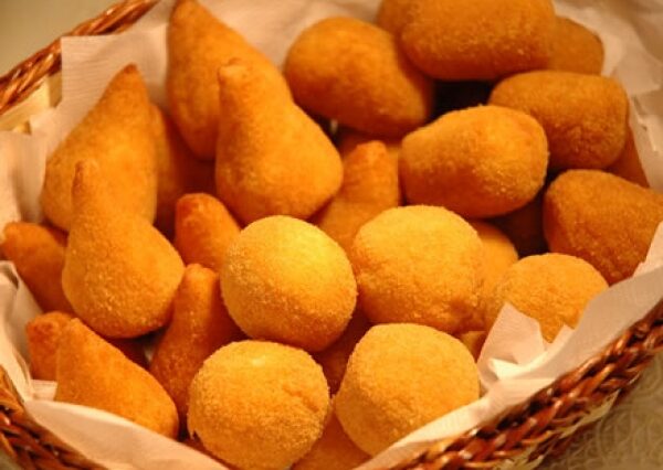 Coxinhas, οι βραζιλιάνικοι τηγανητοί λουκουμάδες με κοτόπουλο και τυρί