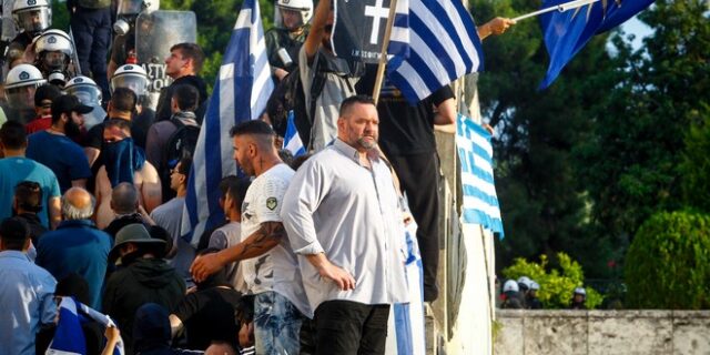 Κάποιοι κάνουν ακόμα ναζάκια στους ναζί
