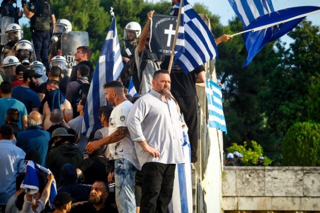 Κάποιοι κάνουν ακόμα ναζάκια στους ναζί