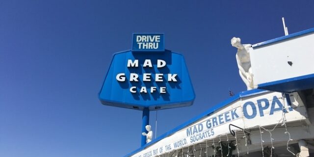 Mad Greek Cafe: Ο ομογενής που βγάζει εκατομμύρια στην έρημο πουλώντας γύρο