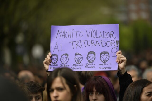 Ισπανία: Ξεχειλίζει η οργή για την αποφυλάκιση των 5 ανδρών που βίασαν μια 18χρονη