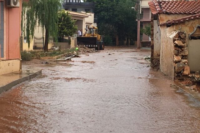 Μισή ώρα βροχής γέμισε ξανά με νερό τους δρόμους της Μάνδρας