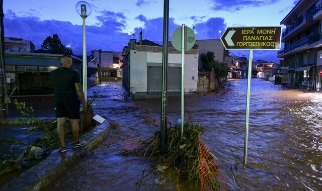 Πλημμύρες στη Μάνδρα: Κραυγή αγωνίας από τους κατοίκους, ρέματα παρασέρνουν τα πάντα