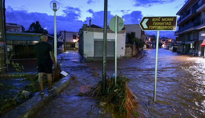 Πλημμύρες στη Μάνδρα: Κραυγή αγωνίας από τους κατοίκους, ρέματα παρασέρνουν τα πάντα