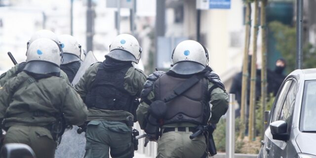Επίθεση με πέτρες σε ΜΑΤ στη συμβολή των οδών Πατησίων και Τοσίτσα