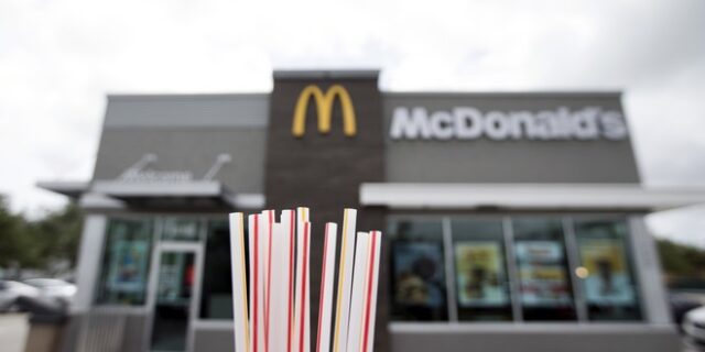 Τα McDonald’s καταργούν τα πλαστικά καλαμάκια