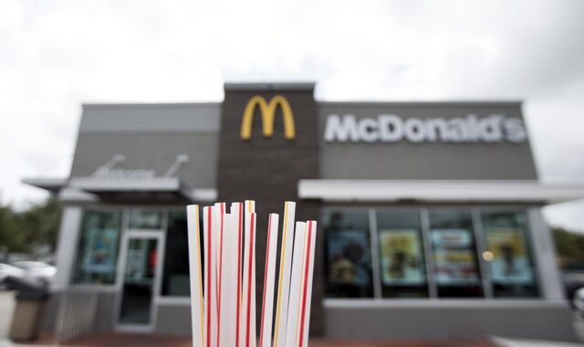 Τα McDonald’s καταργούν τα πλαστικά καλαμάκια