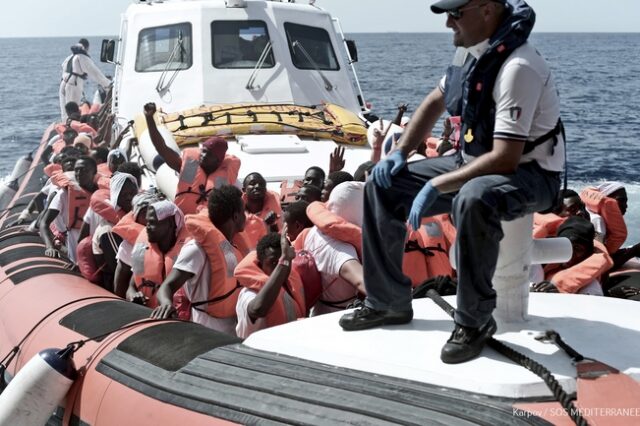 Ιταλία: Στη Σικελία οι μετανάστες που διασώθηκαν από το Alan Kurdi