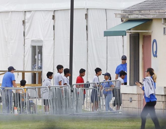 ΗΠΑ: Σε στρατιωτικές βάσεις 20.000 ασυνόδευτοι ανήλικοι μετανάστες