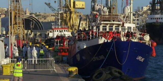 Τέλος η οδύσσεια για τους 233 μετανάστες του Lifeline – Το πλοίο έδεσε στη Βαλέτα