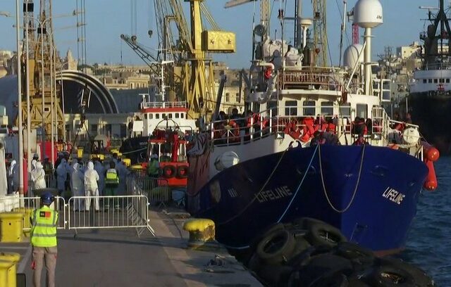 Τέλος η οδύσσεια για τους 233 μετανάστες του Lifeline – Το πλοίο έδεσε στη Βαλέτα