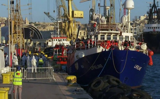 Τέλος η οδύσσεια για τους 233 μετανάστες του Lifeline – Το πλοίο έδεσε στη Βαλέτα