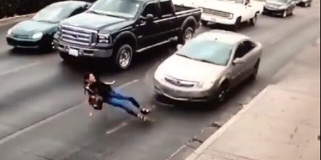 Σοκαριστικές εικόνες: Παραπάτησε με τα ψηλοτάκουνα και την πάτησε αυτοκίνητο