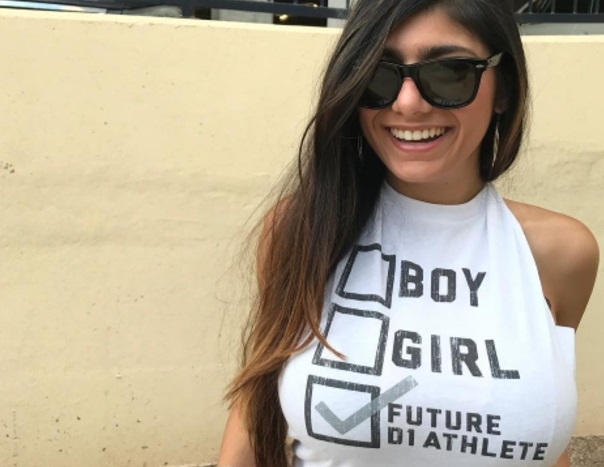 Η Mia Khalifa αποκάλυψε τι ομάδα είναι και οι οπαδοί διχάστηκαν