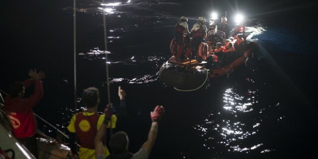 Το Βερολίνο θα παραλάβει 50 μετανάστες από τους 450 που επιβαίνουν σε πλοία της Frontex