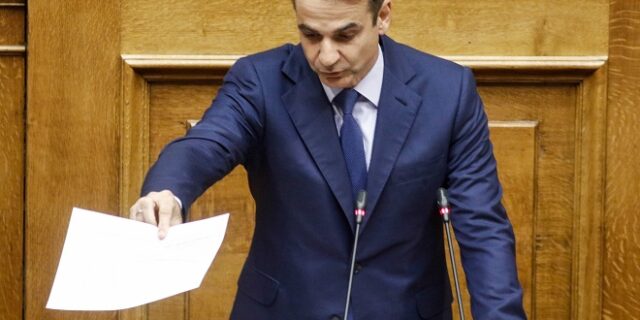 Πρόταση δυσπιστίας κατέθεσε ο Μητσοτάκης και απαντά σε Τσίπρα για Καραμανλή