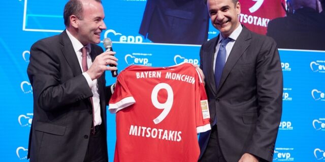 Φανέλα της Bayern με το 9 χάρισε στον Μητσοτάκη ο Βέμπερ