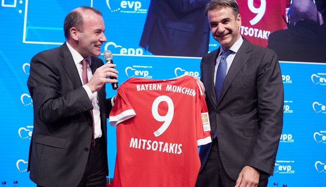 Φανέλα της Bayern με το 9 χάρισε στον Μητσοτάκη ο Βέμπερ