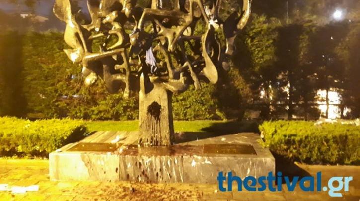 Θεσσαλονίκη: Βεβήλωσαν το Μνημείο του Ολοκαυτώματος – Επεισόδια και από οπαδούς του ΠΑΟΚ