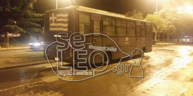 Θεσσαλονίκη: Επίθεση με βόμβες μολότοφ σε λεωφορείο των ΜΑΤ