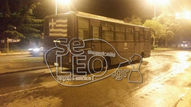 Θεσσαλονίκη: Επίθεση με βόμβες μολότοφ σε λεωφορείο των ΜΑΤ